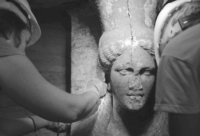 希腊最大古墓考古发现精美女像柱